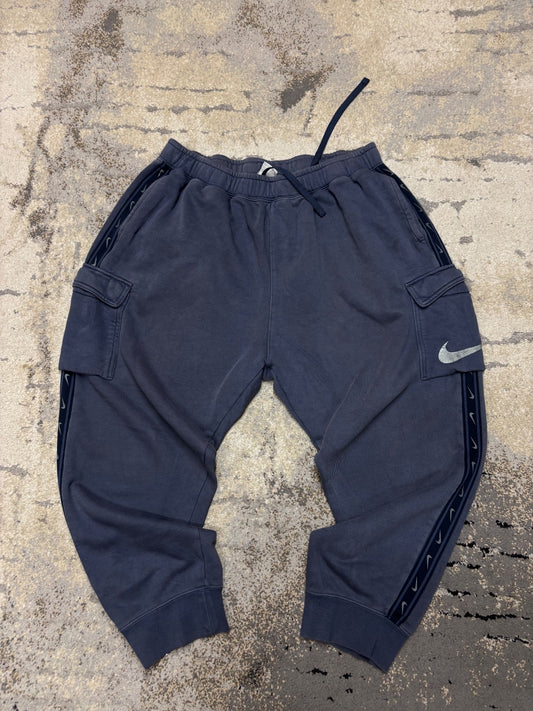 Dresy Bojówki Nike, męskie w bardzo dobrym stanie rozmiar XXL, widok z przodu