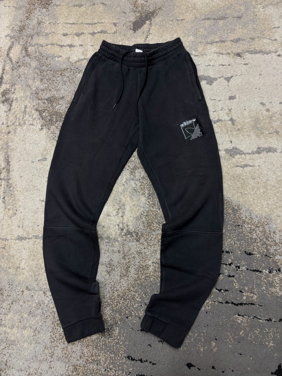 Dresy Adidas, damskie w bardzo dobrym stanie rozmiar XS, widok z przodu