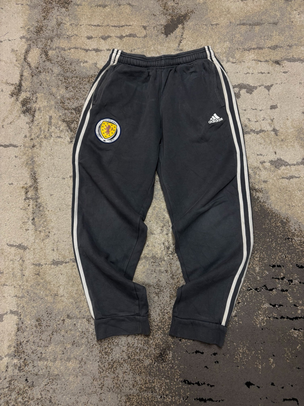 Dresy Adidas, męskie w bardzo dobrym stanie rozmiar S, detal