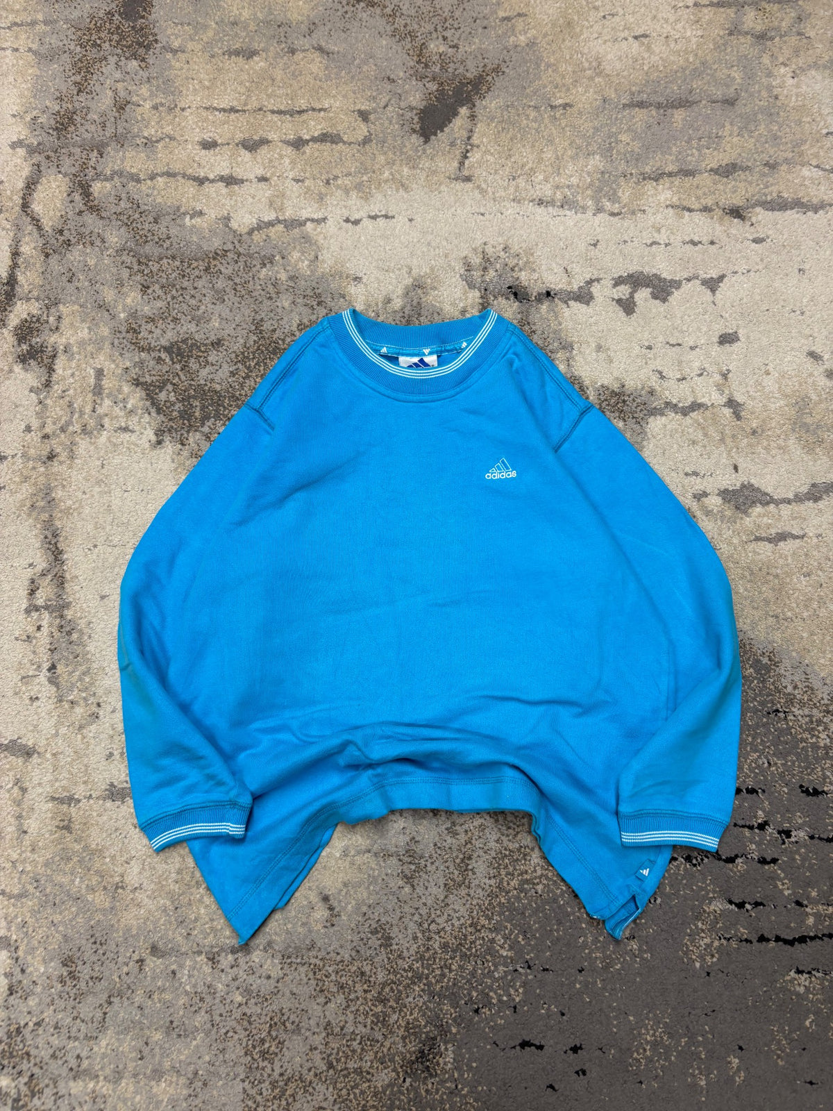 Bluza Adidas Vintage retro y2k crevneck, damskie w bardzo dobrym stanie rozmiar XS, widok z przodu