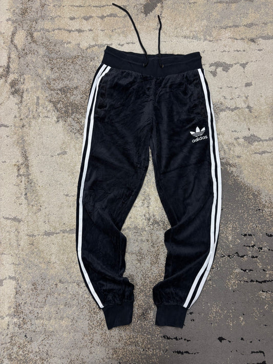 Dresy welurowe Adidas 3 paski, damskie w bardzo dobrym stanie rozmiar S, widok z przodu