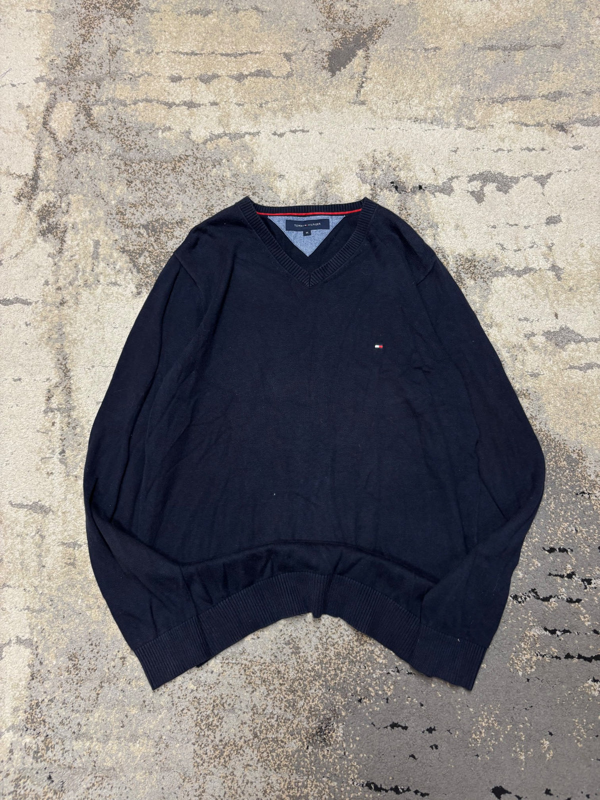 Sweterek Tommy Hilfiger, męskie w bardzo dobrym stanie rozmiar M, detal