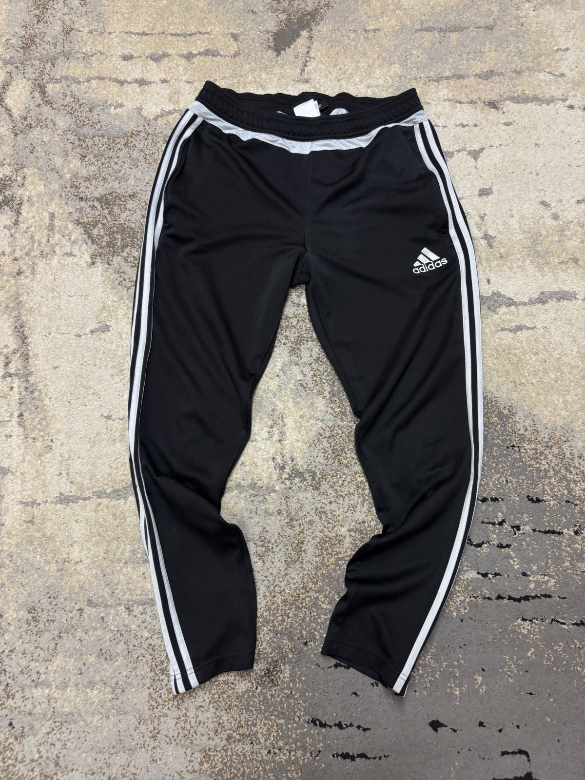 Dresy Adidas, damskie w bardzo dobrym stanie rozmiar M, widok z przodu