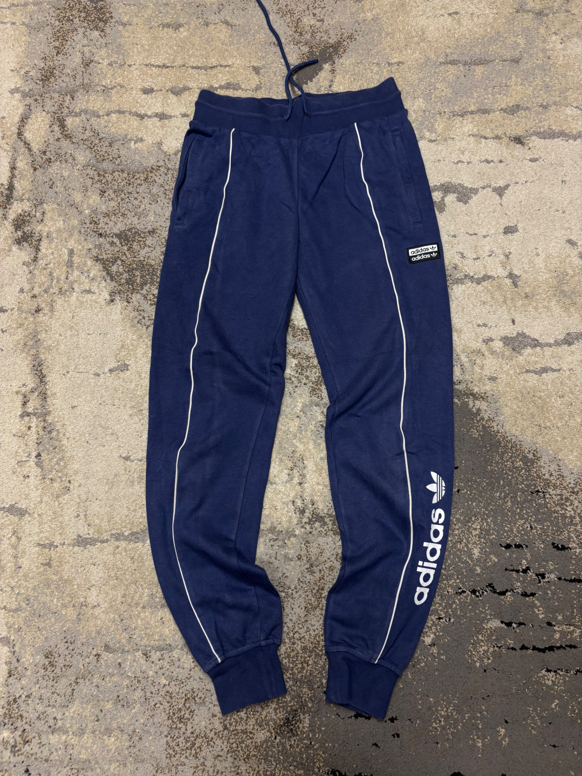 Dresy Adidas, damskie w bardzo dobrym stanie rozmiar XS, widok z przodu