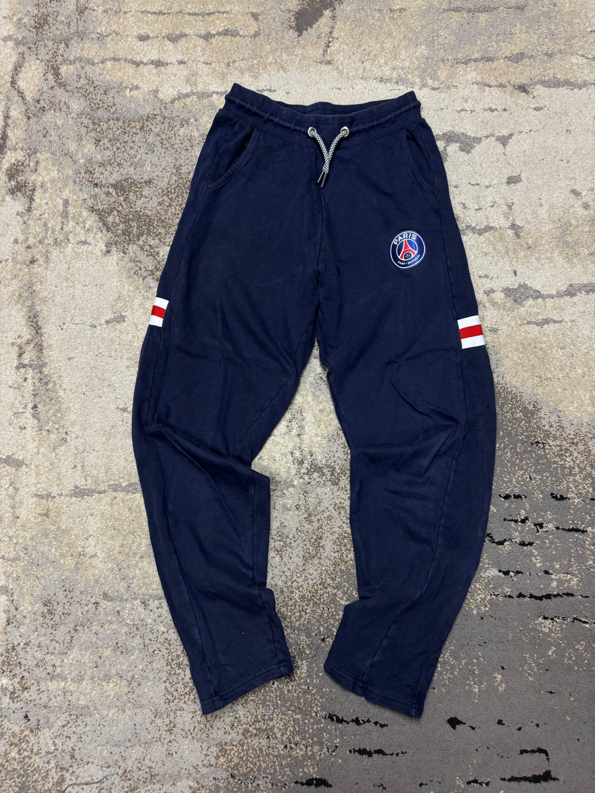 Paris Saint-Germain Dresy vintage Paris Saint -Germain, dziecięce w bardzo dobrym stanie rozmiar 164 cm / 14 lat, widok z przodu