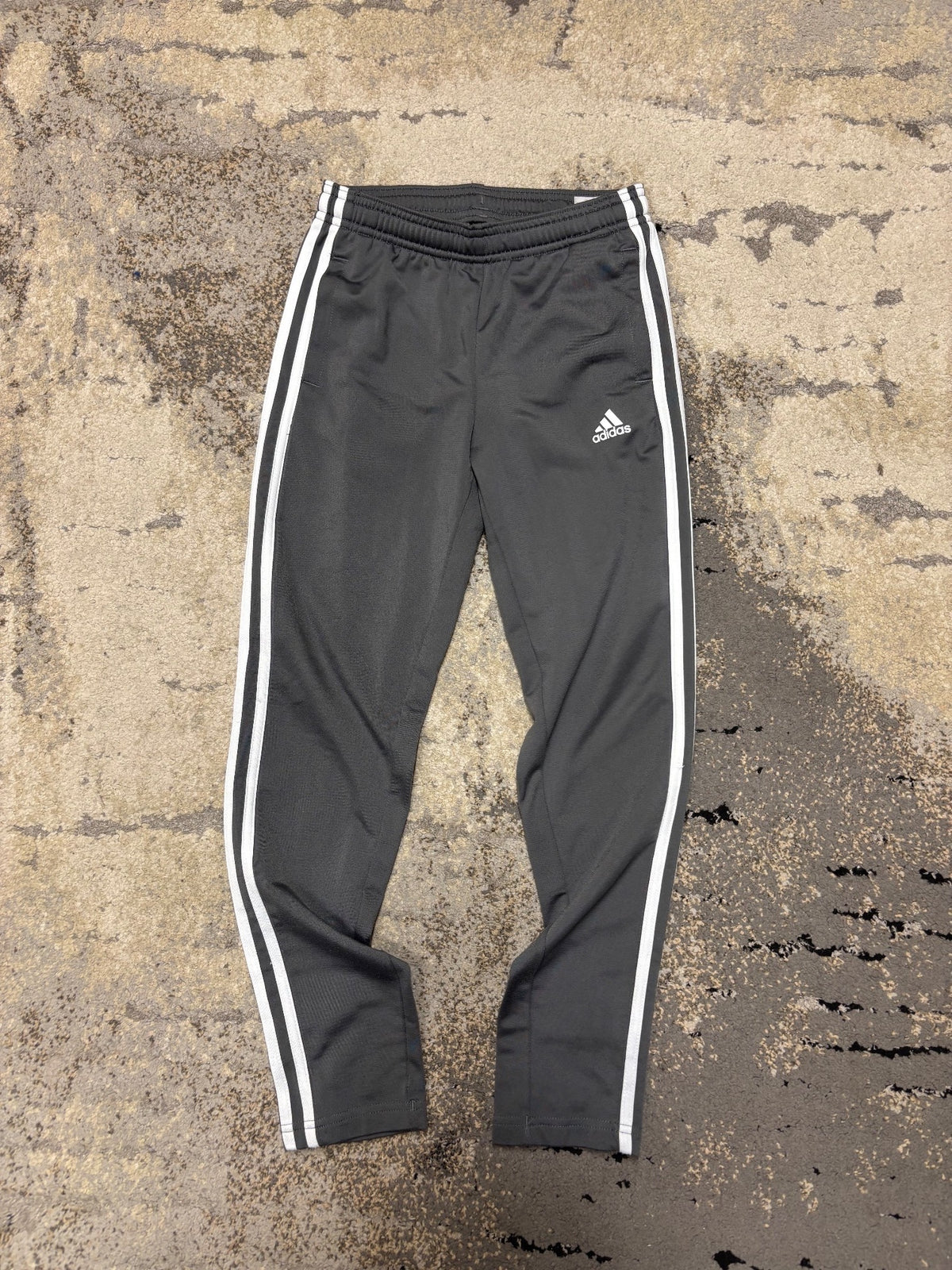 Dresy Adidas, dziecięce w bardzo dobrym stanie rozmiar 146 cm / 11 lat, widok z przodu