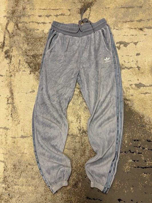 Dresy Adidas, damskie w bardzo dobrym stanie rozmiar M, widok z przodu