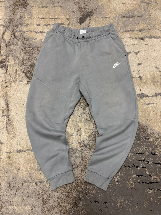 Dresy Nike Tech Fleece, damskie w bardzo dobrym stanie rozmiar M, widok z przodu