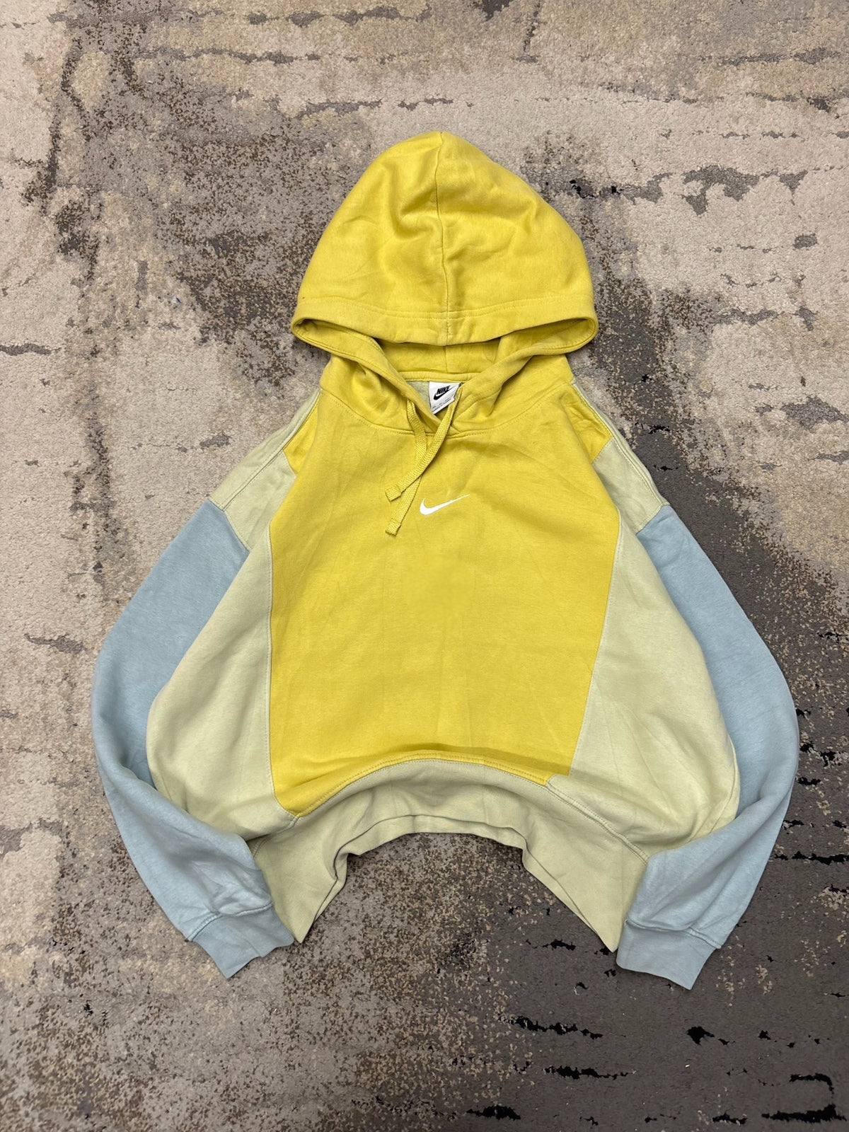 Bluza Nike hoodie, damskie w bardzo dobrym stanie rozmiar XS, detal