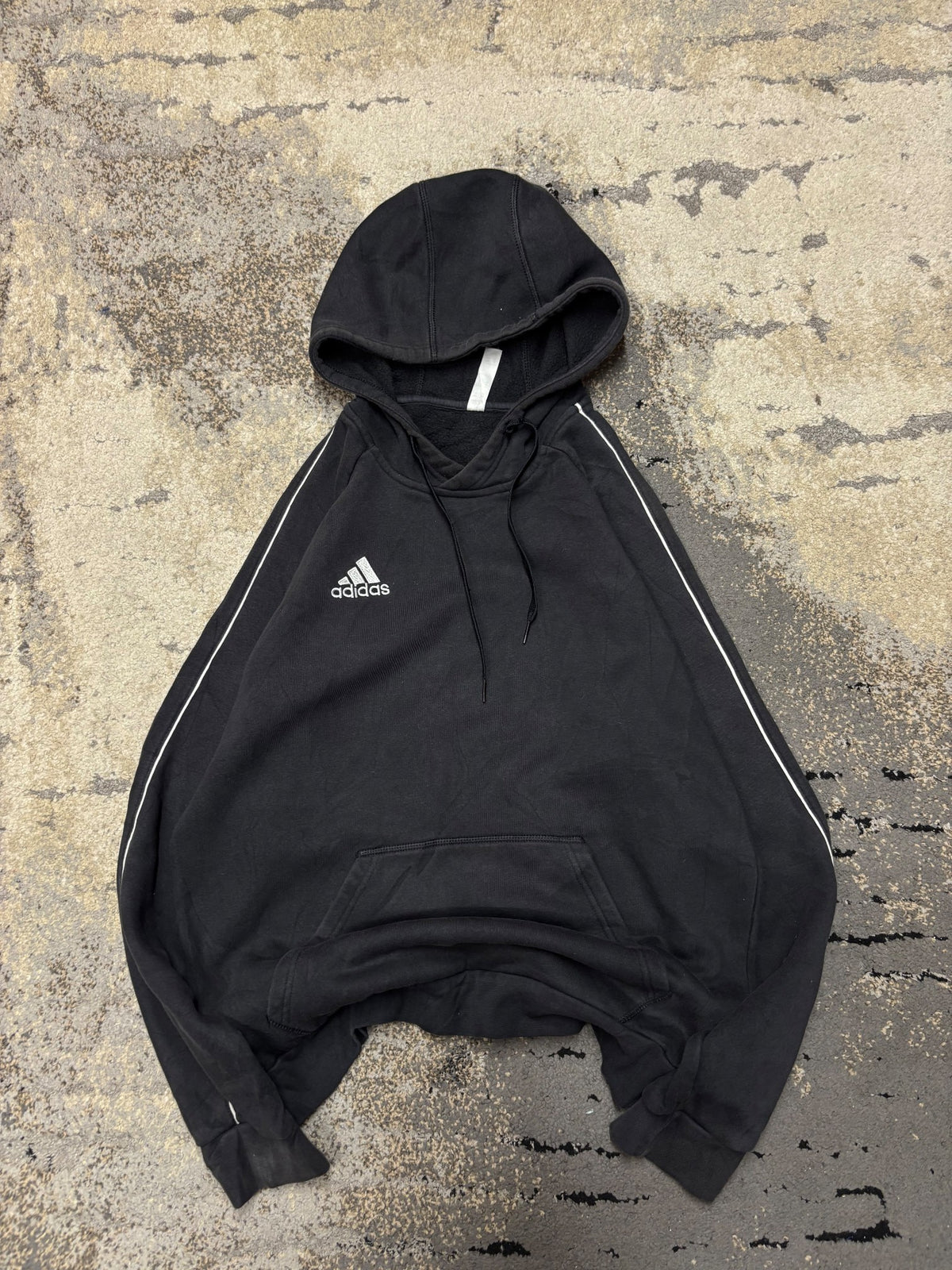 Bluza Adidas hoodie, damskie w bardzo dobrym stanie rozmiar M, widok z przodu