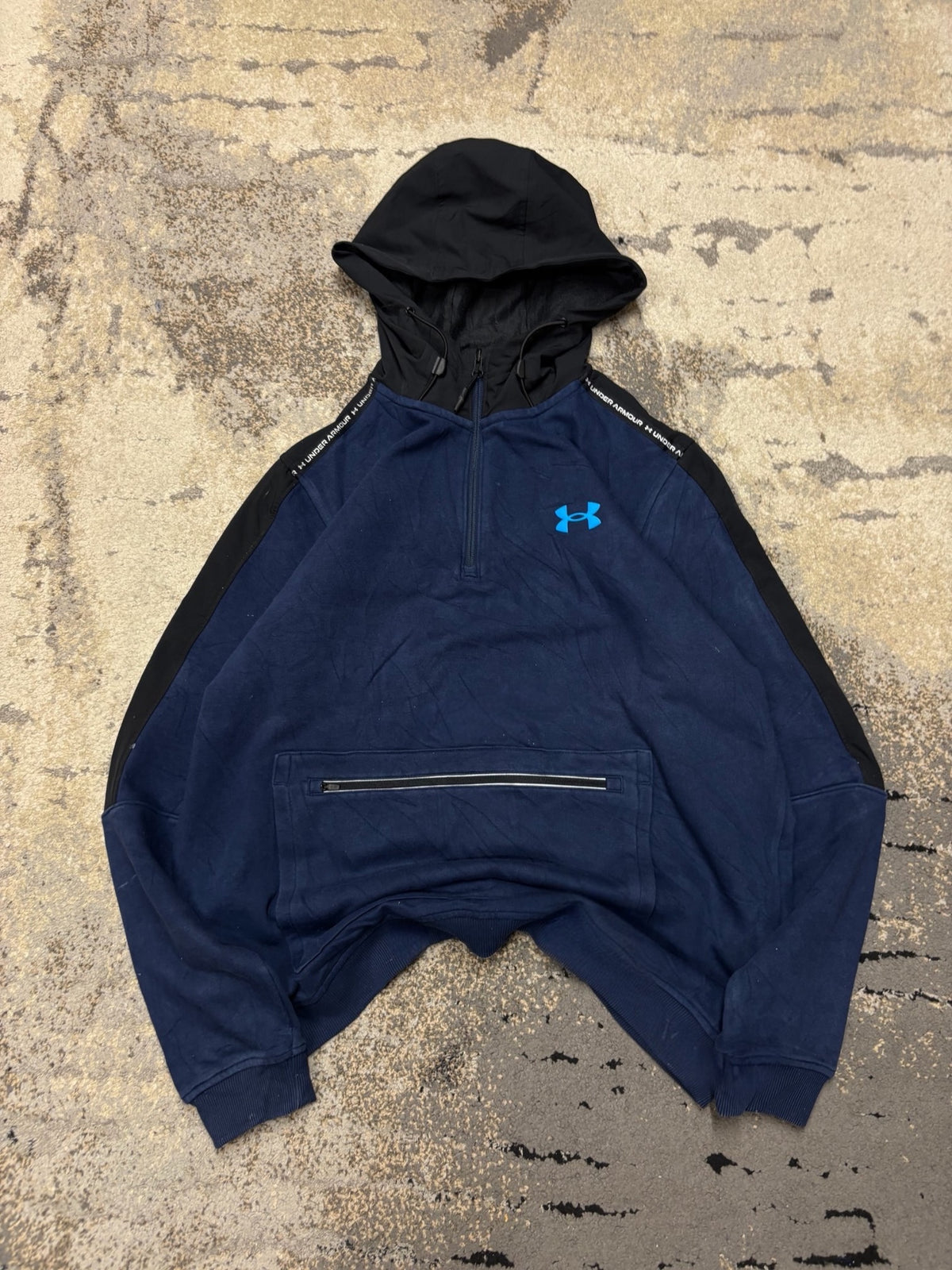Bluza Under Armour hoodie, męskie w bardzo dobrym stanie rozmiar L, widok z przodu