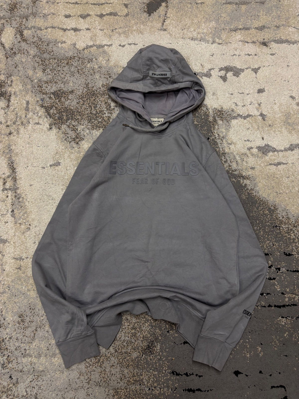 Bluza Essentials hoodie, damskie w bardzo dobrym stanie rozmiar M, widok z przodu
