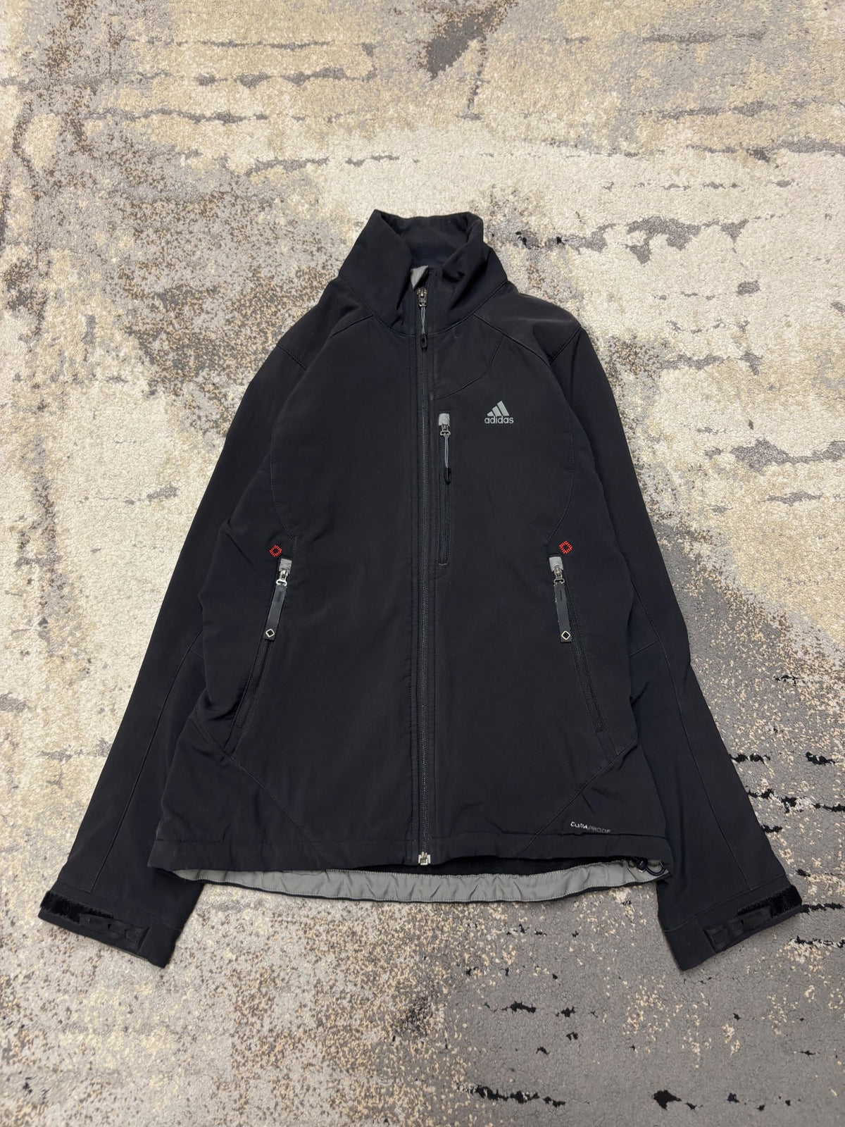 Kurtka softshell Adidas, damskie w bardzo dobrym stanie rozmiar M, widok z przodu