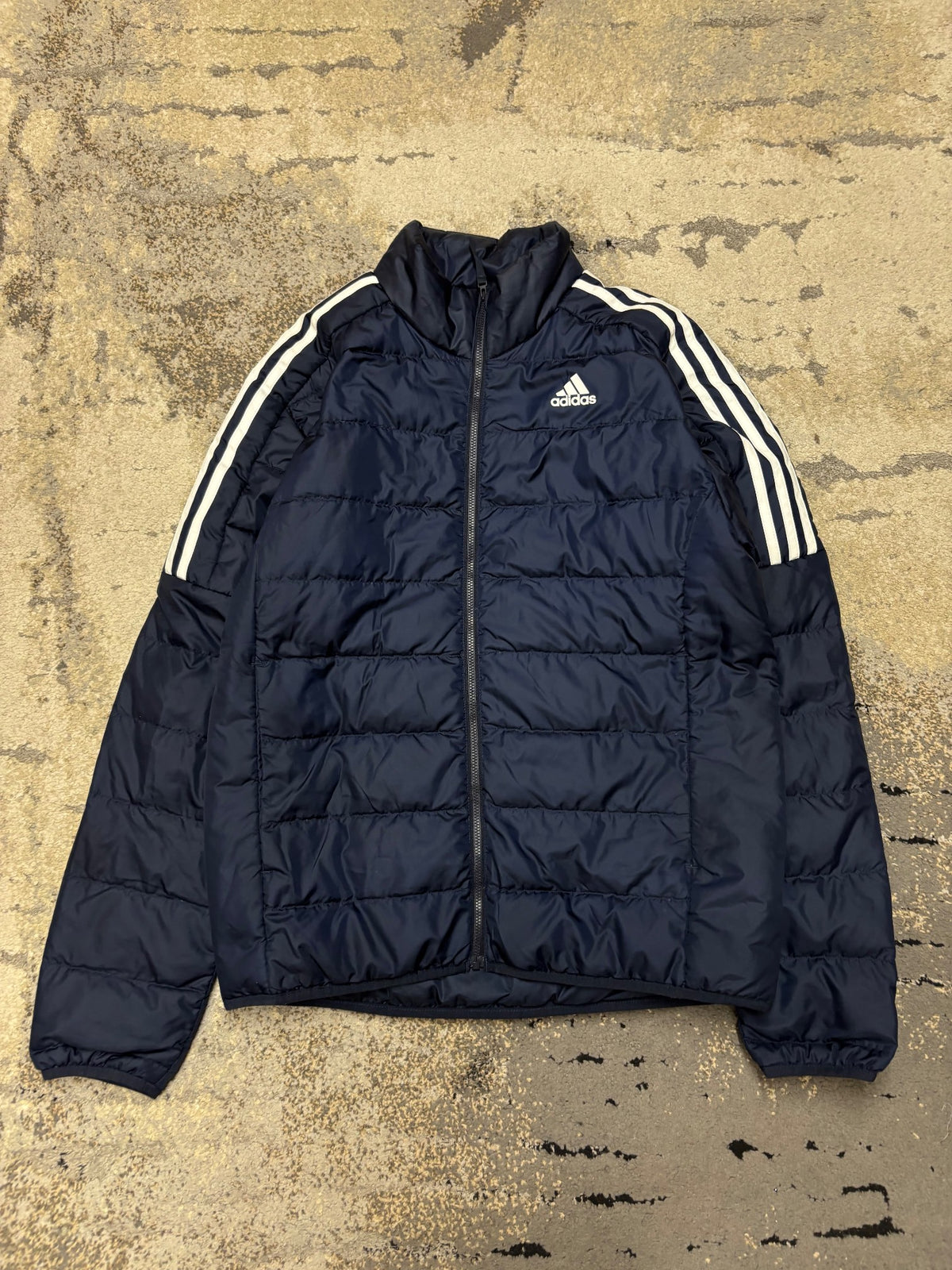 Kurtka Adidas ocieplana, damskie w bardzo dobrym stanie rozmiar M, widok z przodu