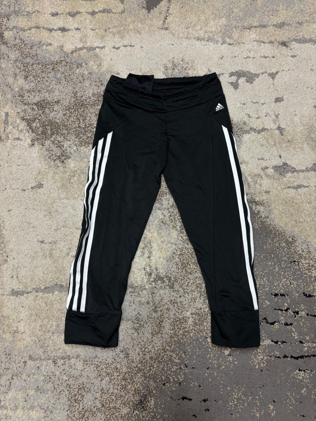 Legginsy adidas 3/4, damskie w bardzo dobrym stanie rozmiar S, detal