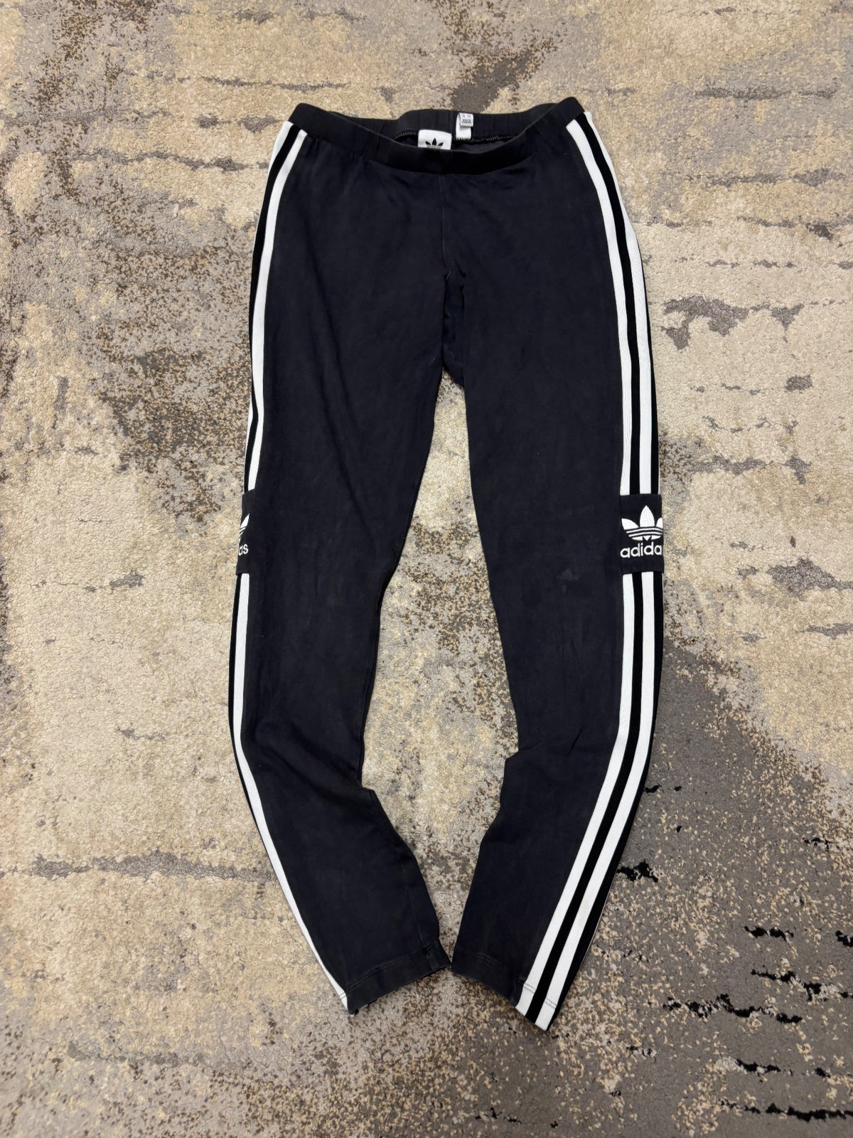 Legginsy adidas, damskie w bardzo dobrym stanie rozmiar S, detal