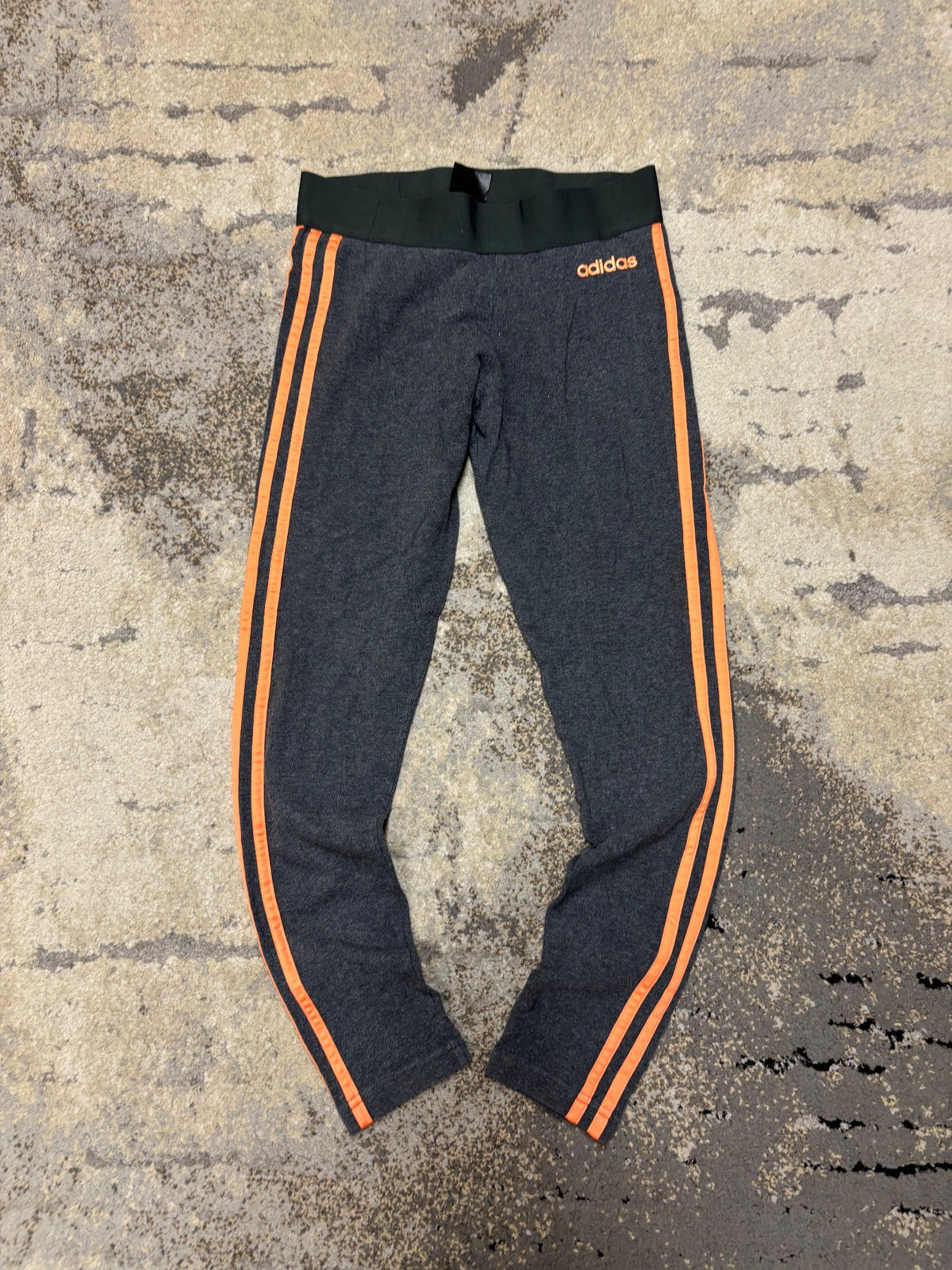 Legginsy adidas, damskie w bardzo dobrym stanie rozmiar S, widok z przodu