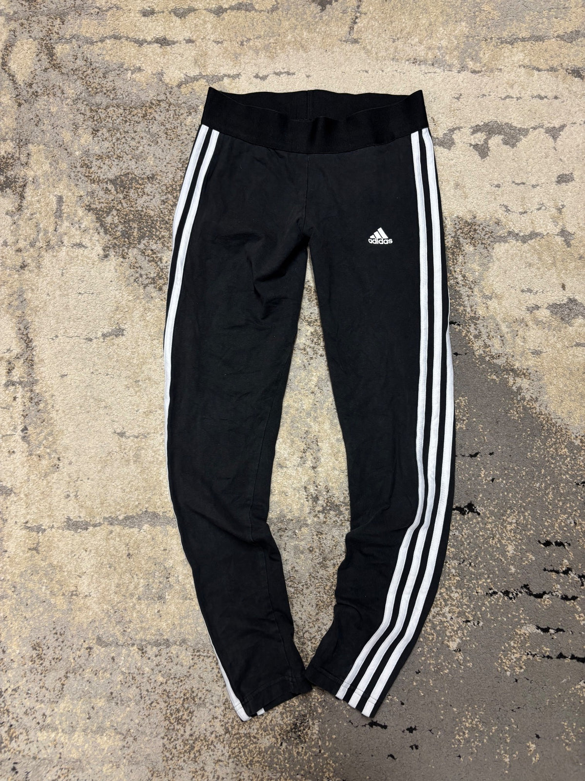 Legginsy adidas, damskie w bardzo dobrym stanie rozmiar S, detal