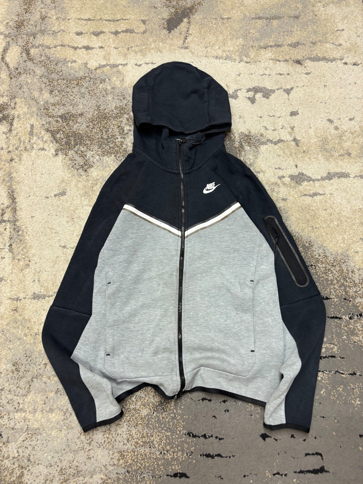 Bluza Nike Tech Fleece, damskie w bardzo dobrym stanie rozmiar S, widok z przodu