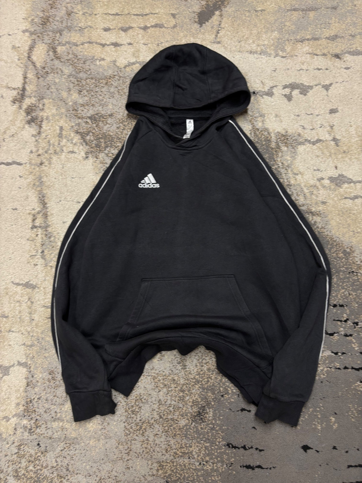 Bluza Adidas hoodie, męskie w bardzo dobrym stanie rozmiar L, widok z przodu