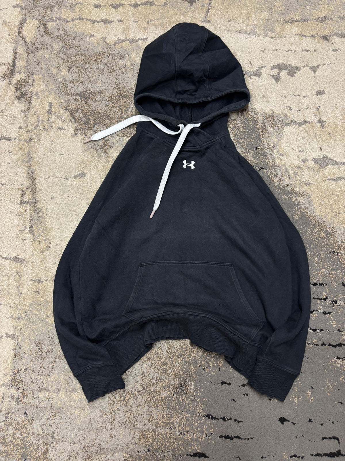 Bluza Under Armour hoodie, męskie w bardzo dobrym stanie rozmiar M, detal