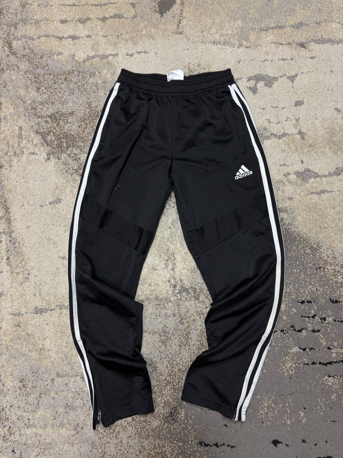 Dresy Adidas, dziecięce w bardzo dobrym stanie rozmiar 152 cm / 12 lat, widok z przodu