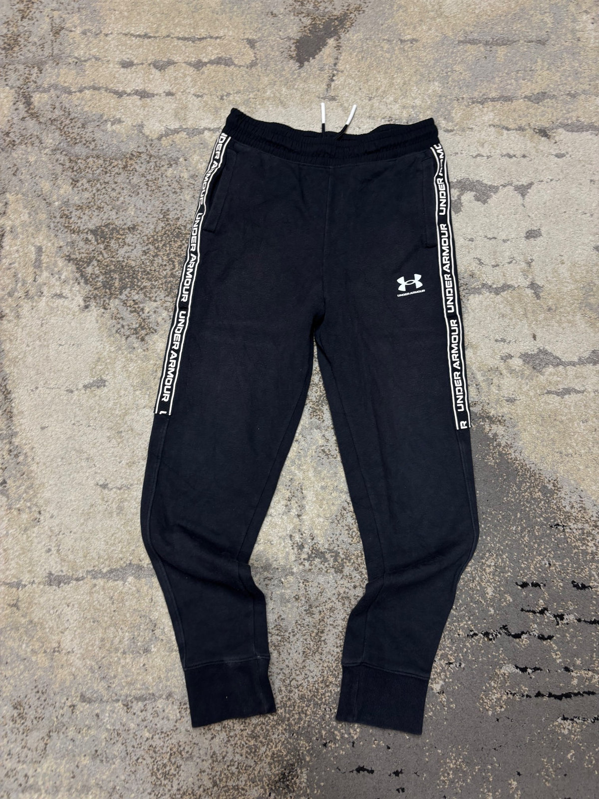 Dresy Under Armour, dziecięce w bardzo dobrym stanie rozmiar M, widok z przodu
