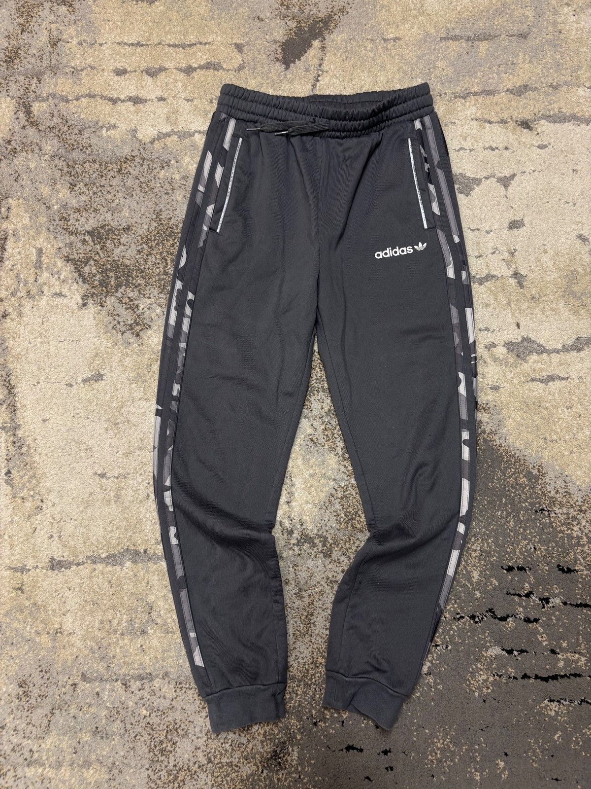 Dresy Adidas, dziecięce w bardzo dobrym stanie rozmiar 152 cm / 12 lat, widok z przodu