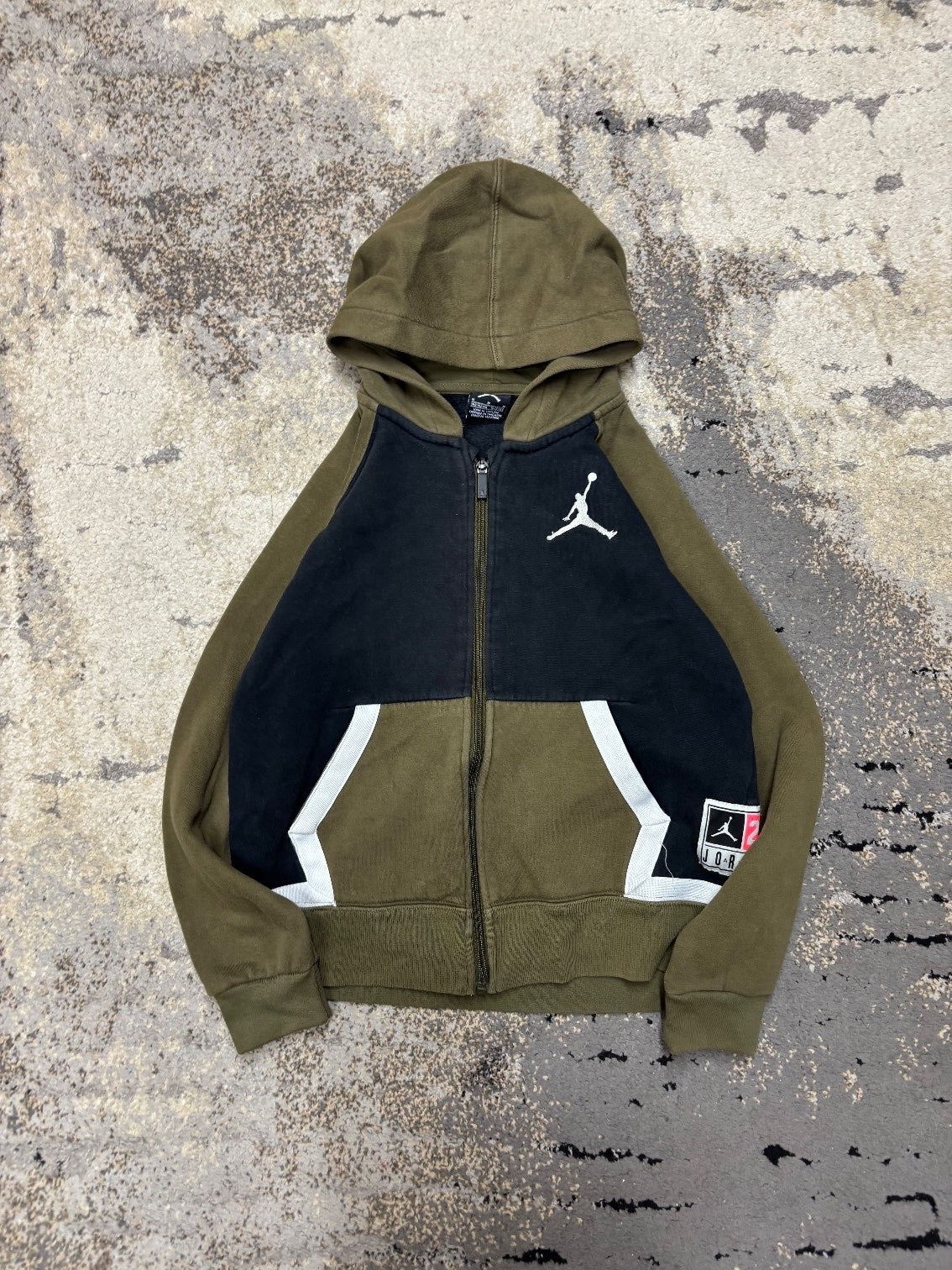 Bluza Jordan zipp, dziecięce w bardzo dobrym stanie rozmiar 140 cm / 10 lat, widok z przodu