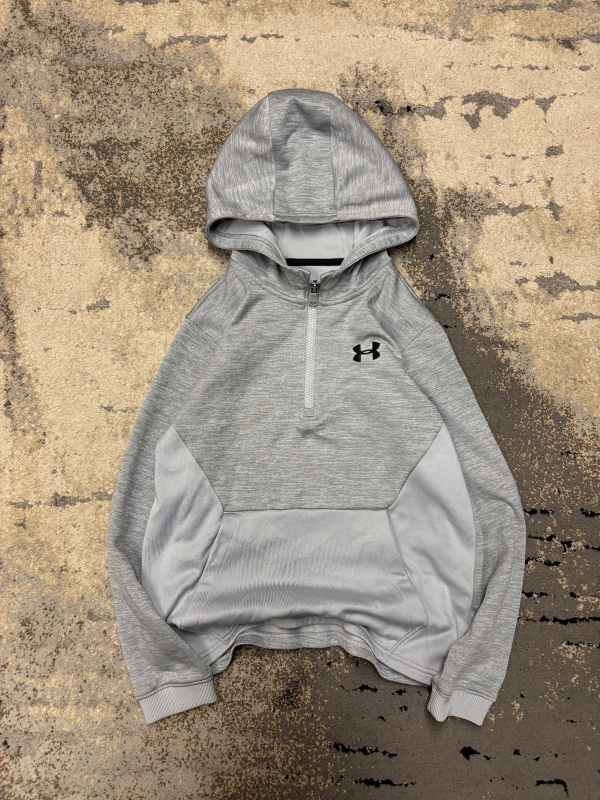 Bluza Under Armour hoodie, dziecięce w bardzo dobrym stanie rozmiar L, widok z przodu