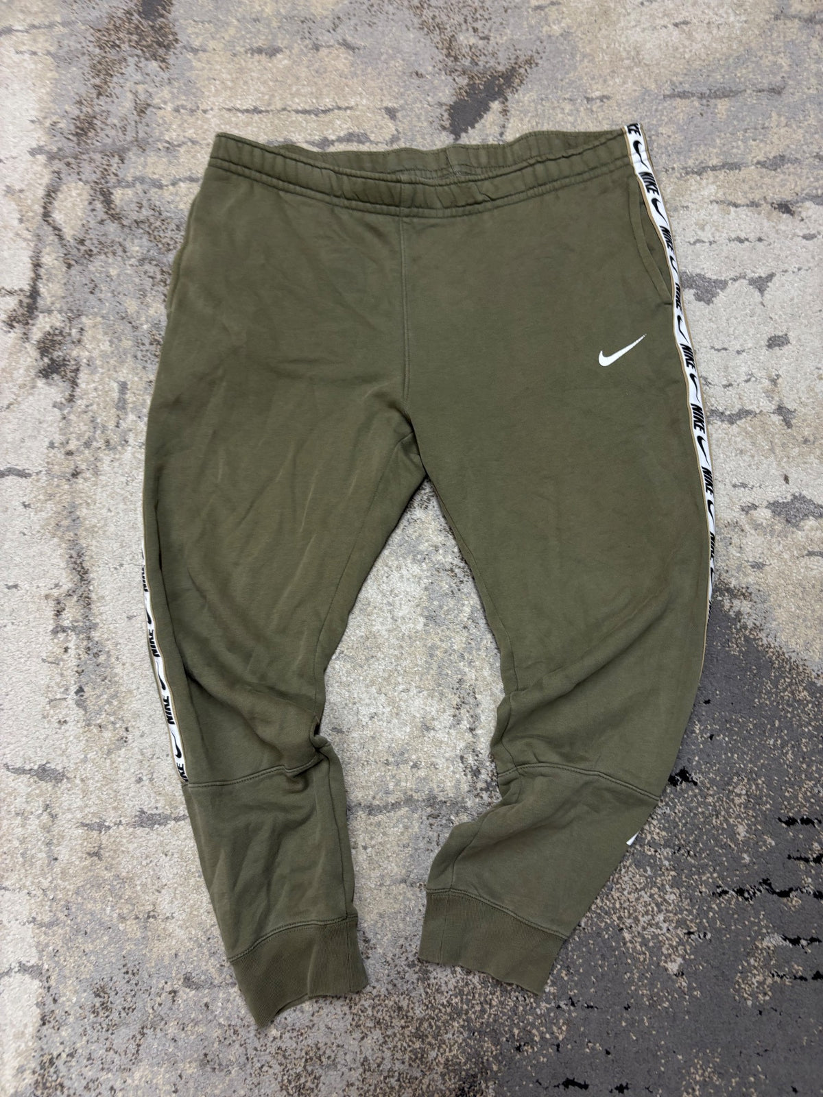 Dresy Nike, męskie w bardzo dobrym stanie rozmiar M, detal