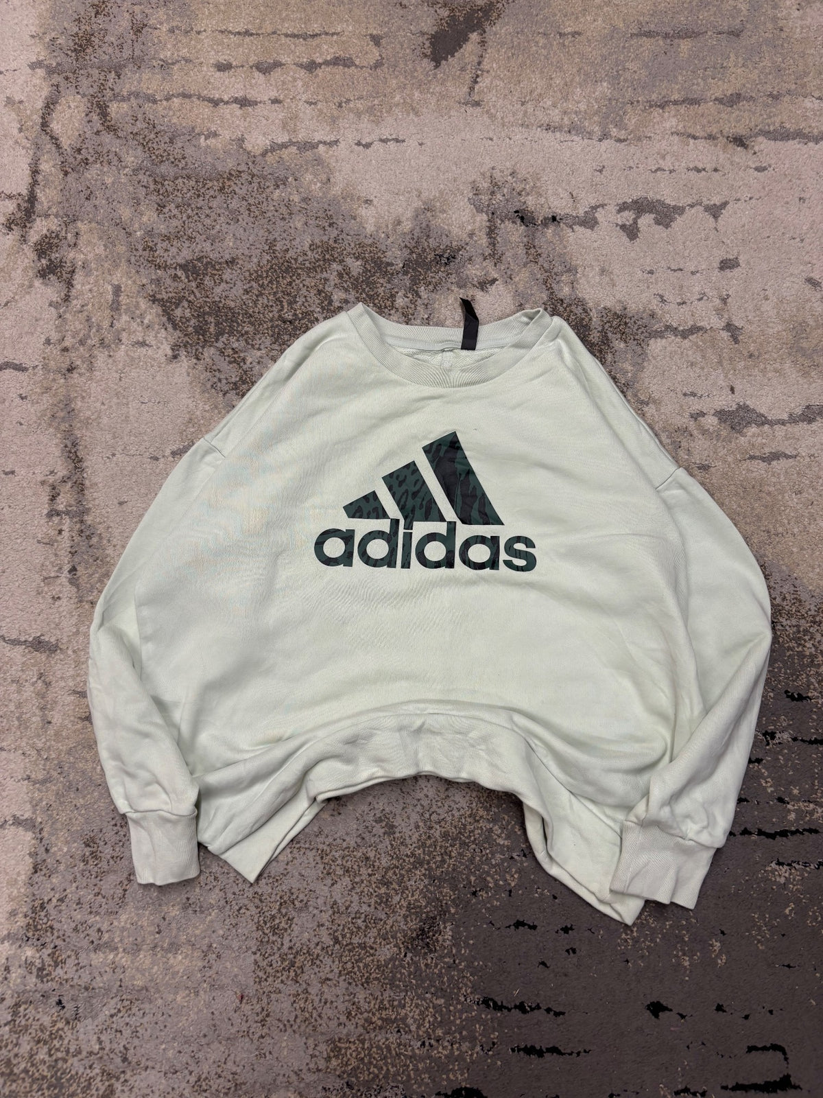 Bluza Adidas crewneck, damskie w bardzo dobrym stanie rozmiar M, detal
