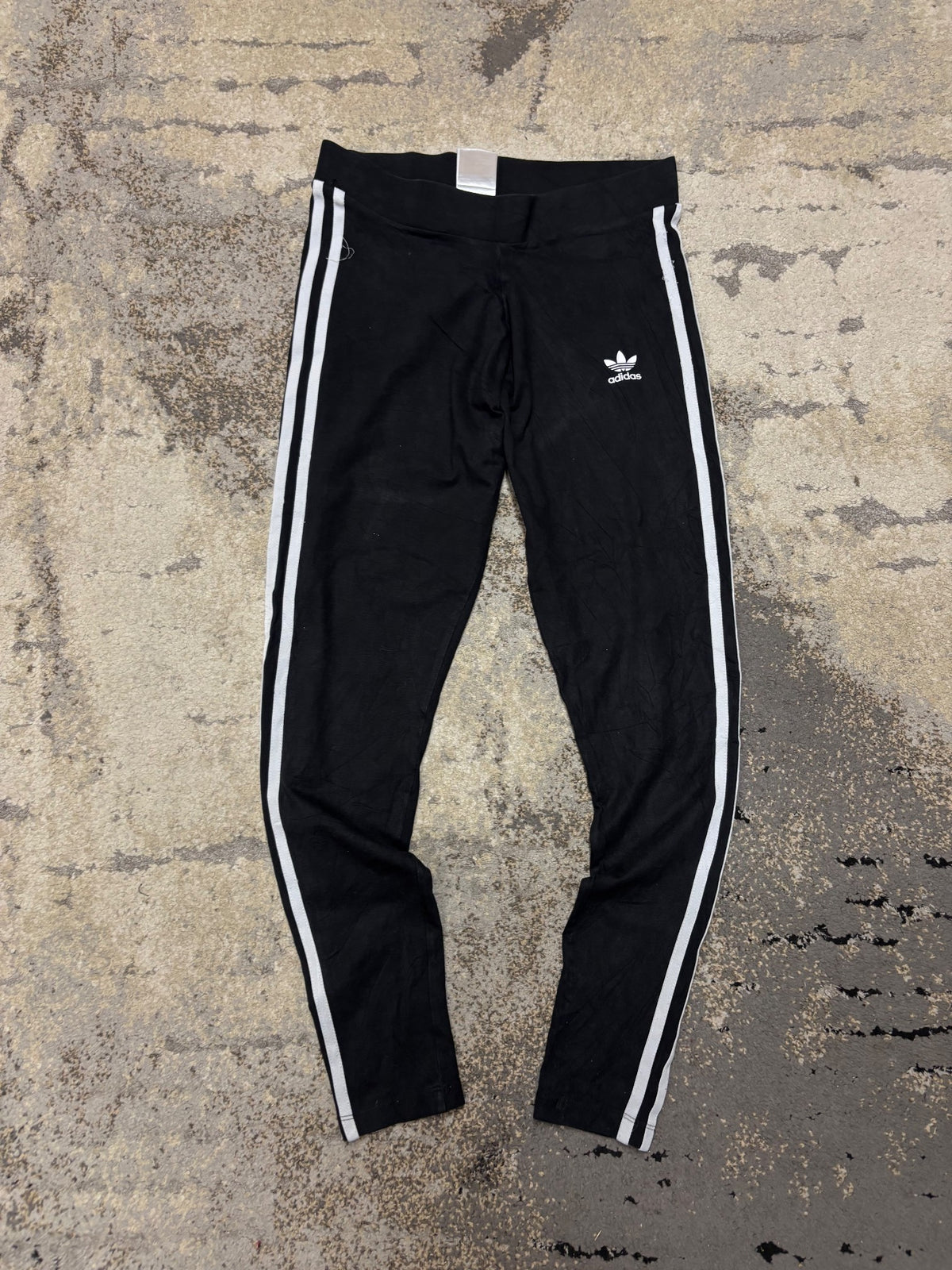 Legginsy adidas, damskie w bardzo dobrym stanie rozmiar M, widok z przodu