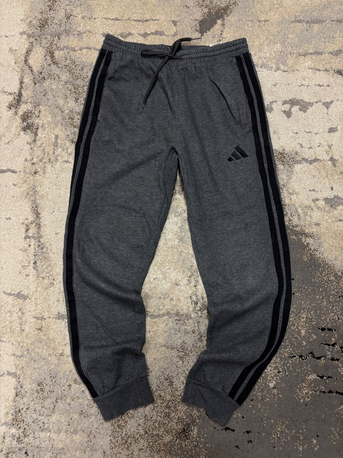 Dresy Adidas, damskie w bardzo dobrym stanie rozmiar M, widok z przodu