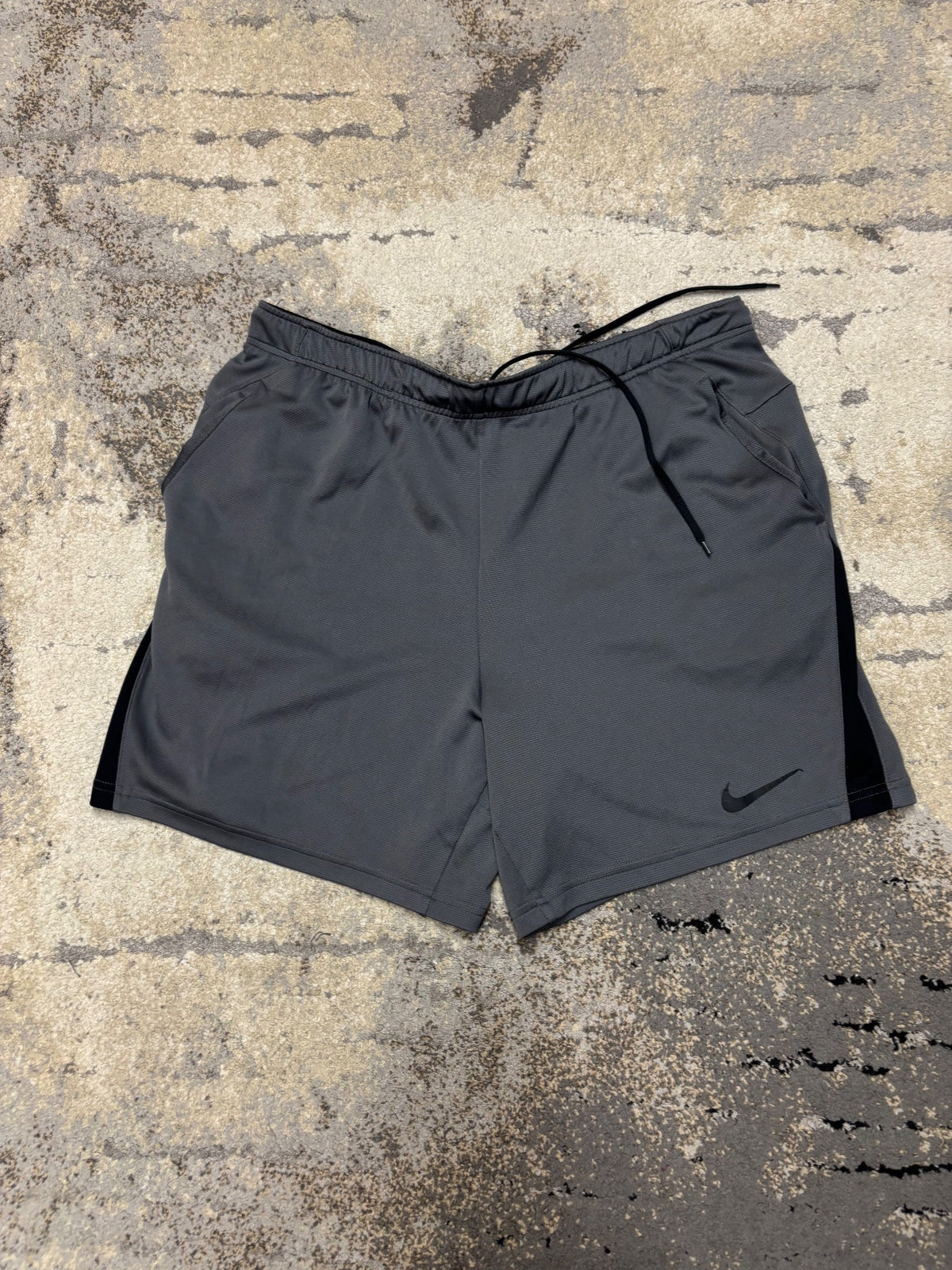 Spodenki Nike, męskie w bardzo dobrym stanie rozmiar XL, widok z przodu