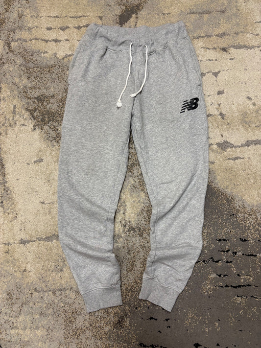 Dresy New Balance, męskie w bardzo dobrym stanie rozmiar M, detal