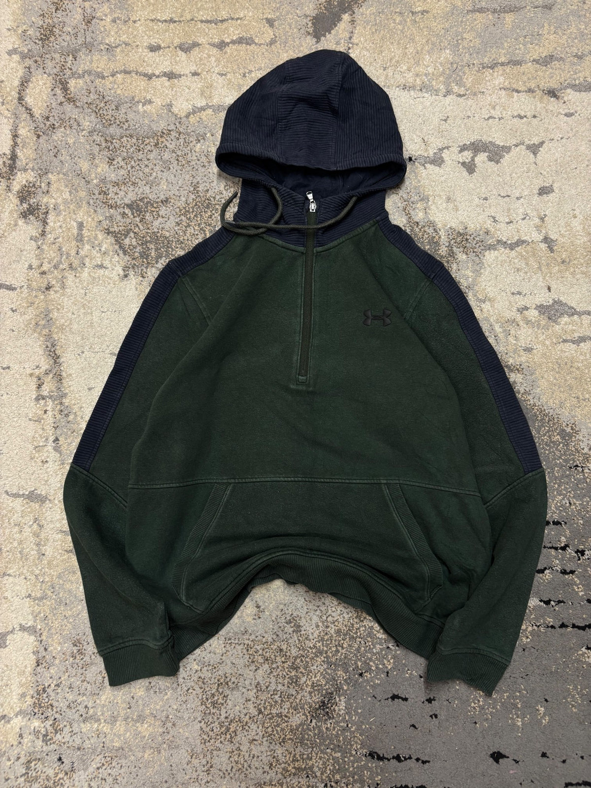 Bluza Under Armour hoodie, męskie w bardzo dobrym stanie rozmiar M, widok z przodu