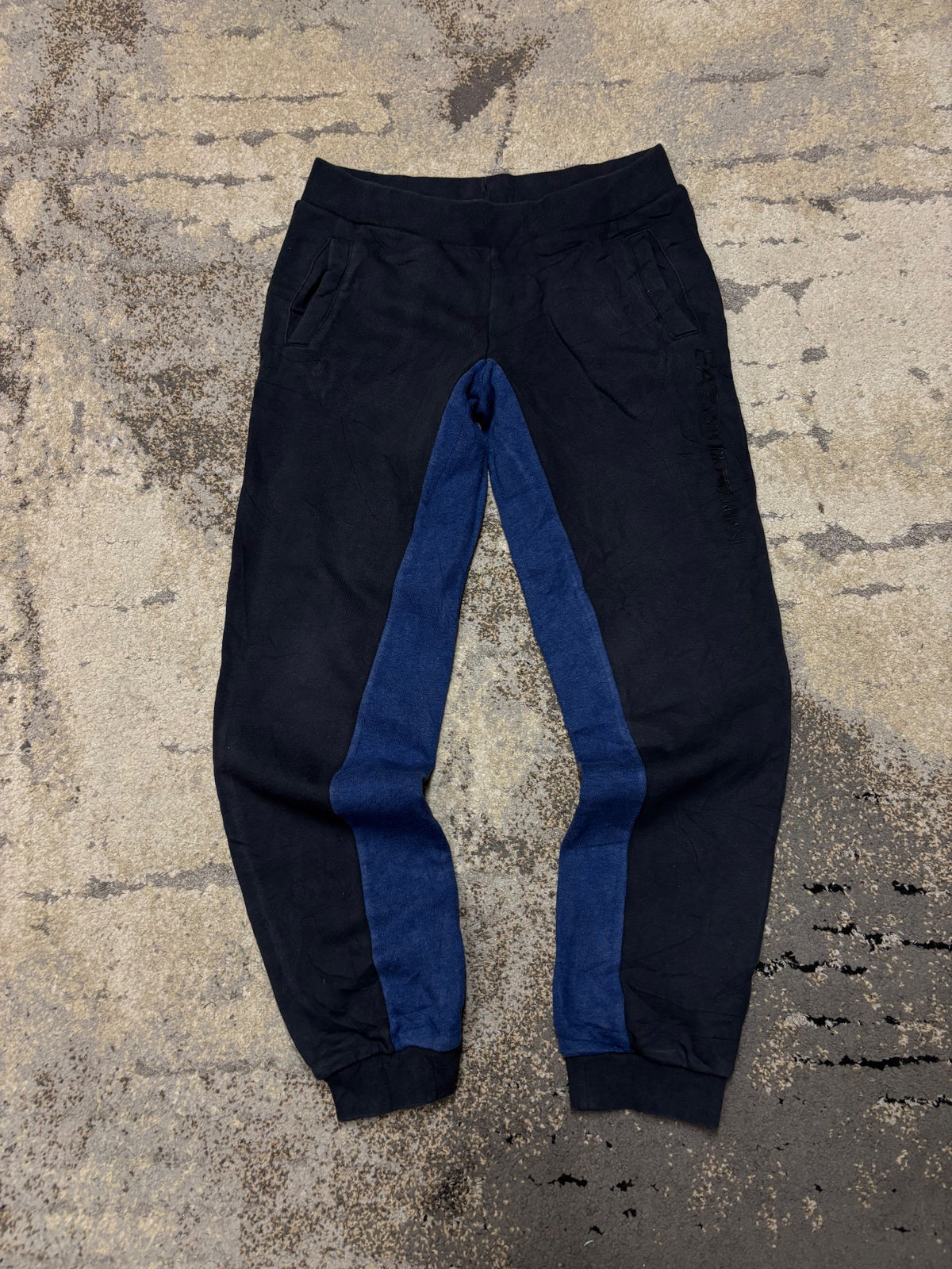 Dresy Emporio Armani, dziecięce w bardzo dobrym stanie rozmiar 164 cm / 14 lat, widok z przodu
