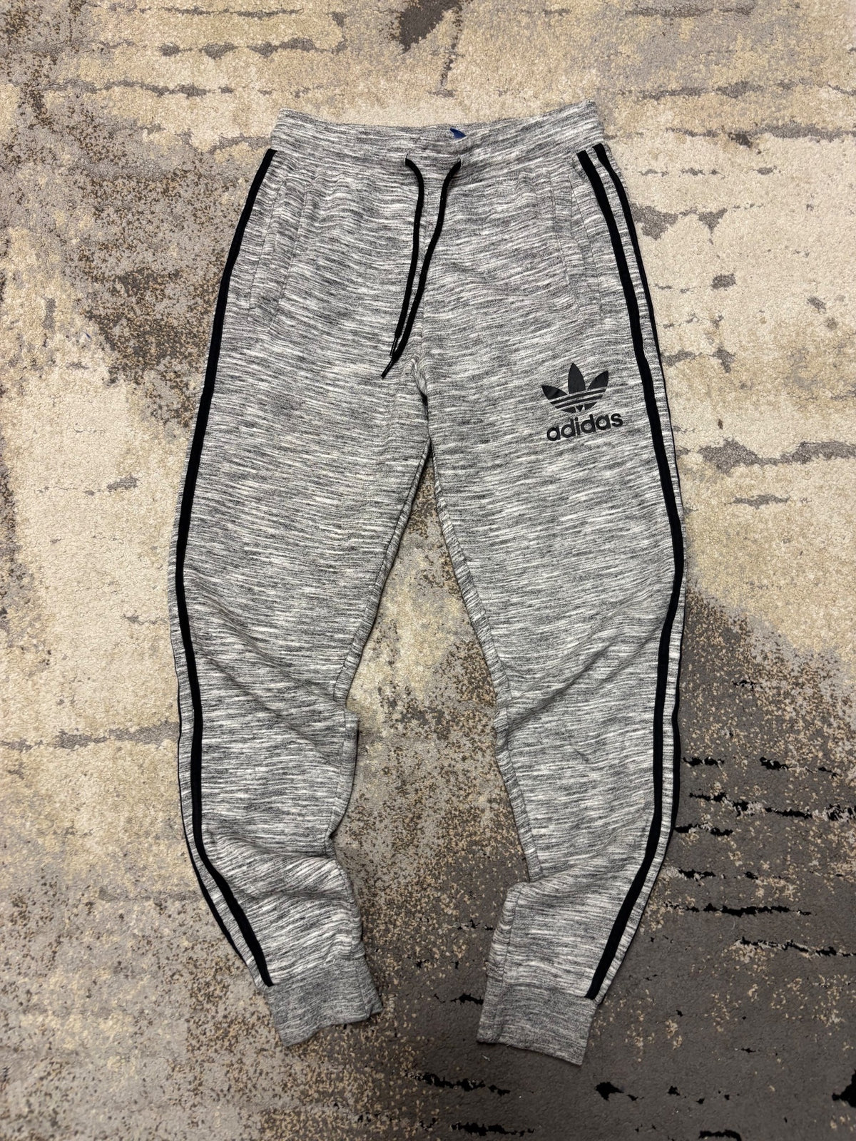 Dresy Adidas, damskie w bardzo dobrym stanie rozmiar S, widok z przodu