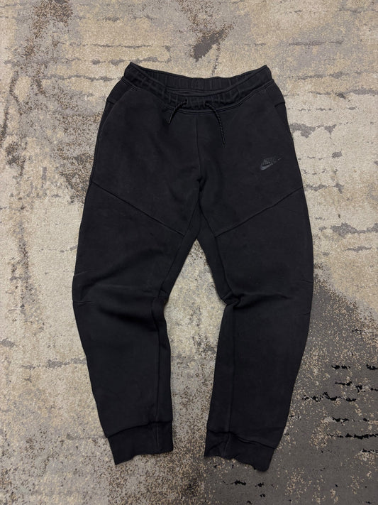 Dresy Nike Tech Fleece, dziecięce w bardzo dobrym stanie rozmiar 158 cm / 13 lat, widok z przodu