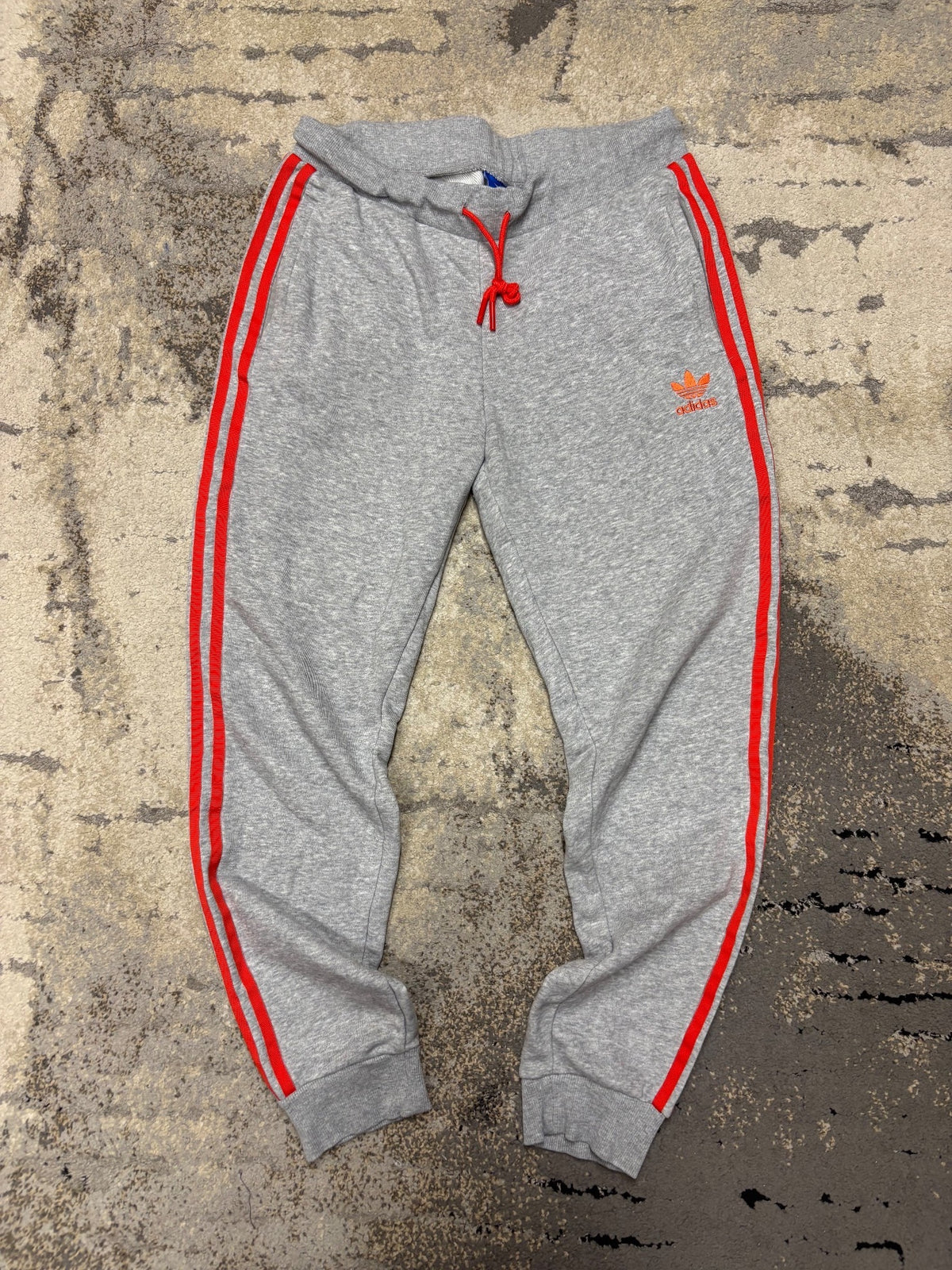 Dresy Adidas, damskie w bardzo dobrym stanie rozmiar M, detal