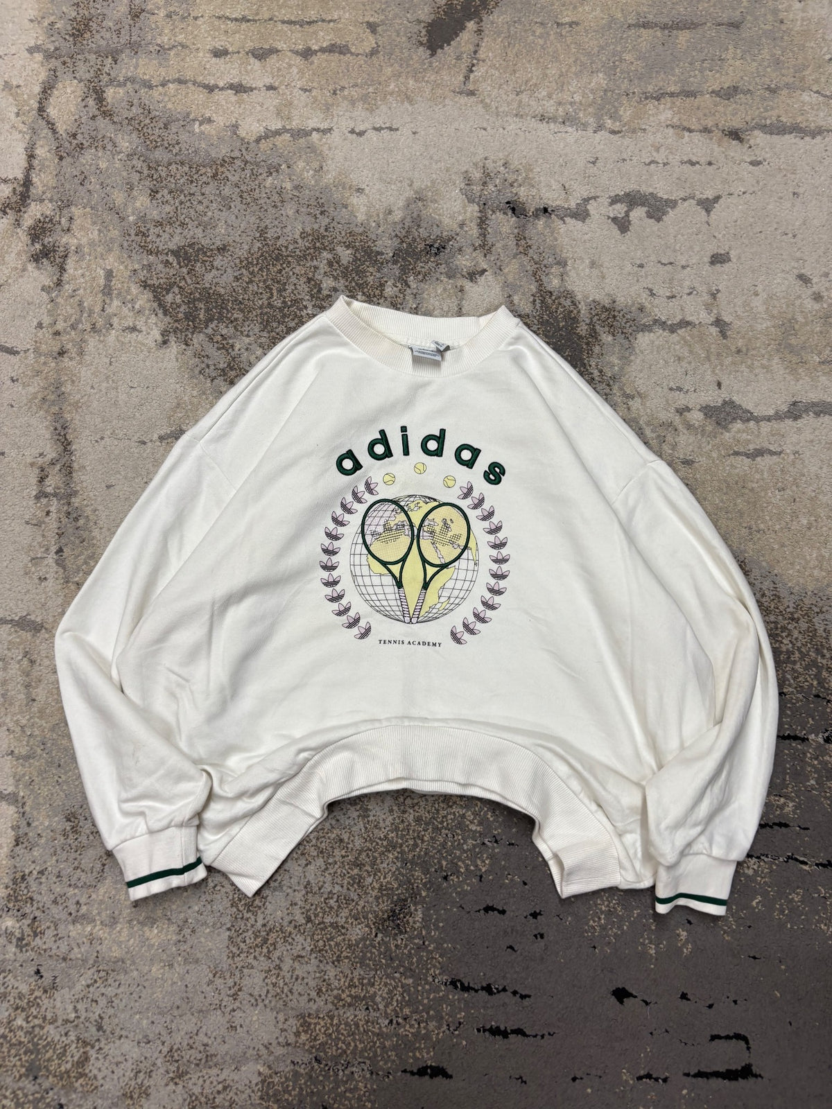 Bluza Adidas crewneck, damskie w bardzo dobrym stanie rozmiar M, detal