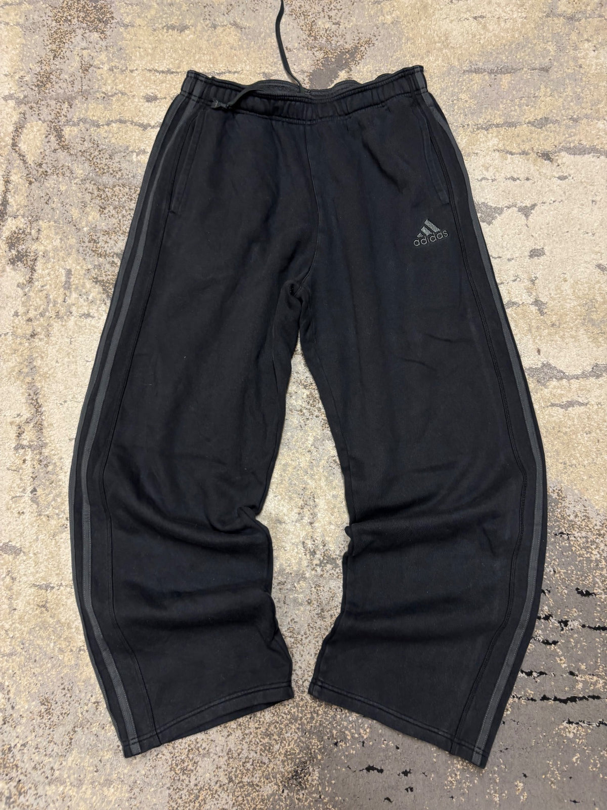 Dresy Adidas, męskie w bardzo dobrym stanie rozmiar L, widok z przodu