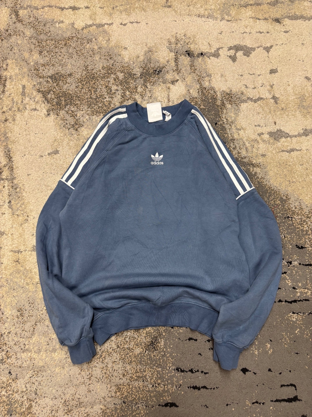 Bluza Adidas crewneck, damskie w dobrym stanie rozmiar XS, widok z przodu