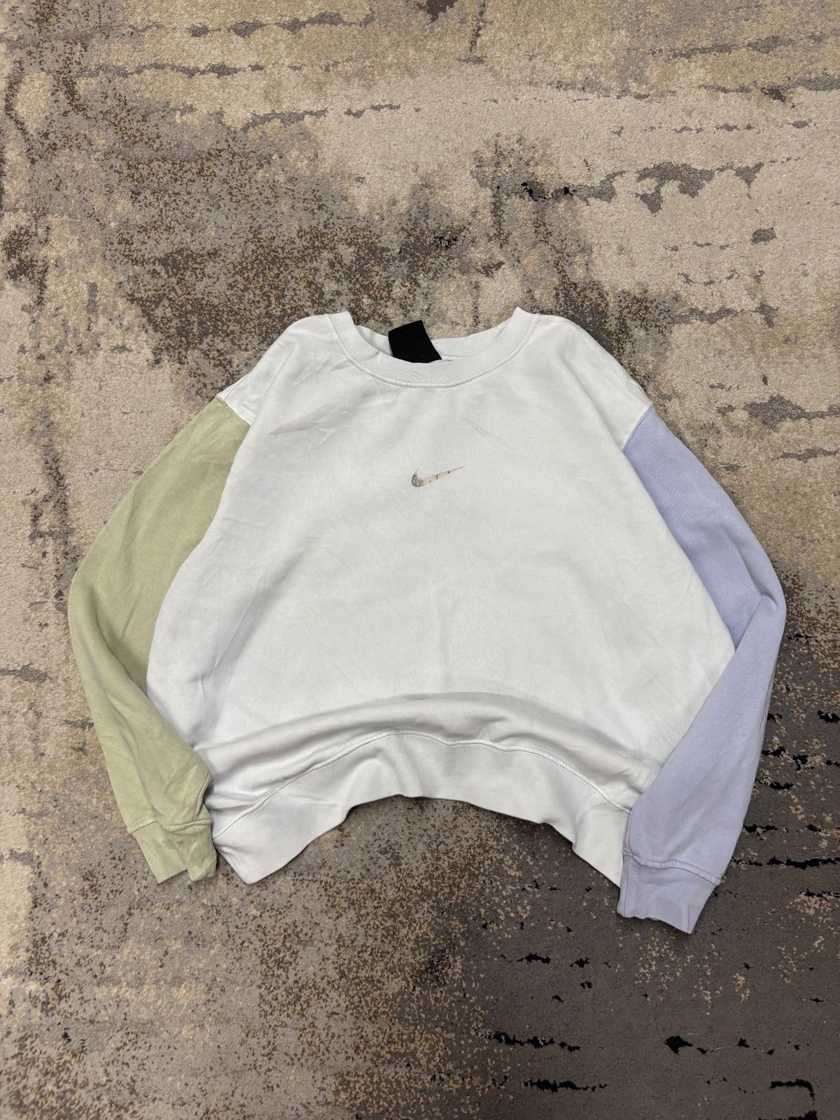 Bluza Nike crewneck, damskie w dobrym stanie rozmiar M, widok z przodu