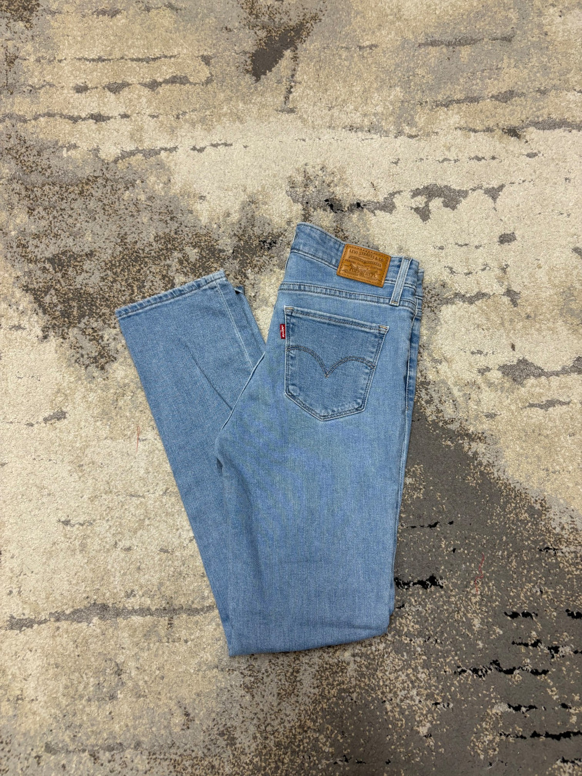 Levi's Jeansy LEVI’S, damskie w bardzo dobrym stanie rozmiar S, widok z tyłu
