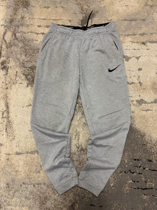 Dresy Nike, męskie w bardzo dobrym stanie rozmiar M, widok z przodu