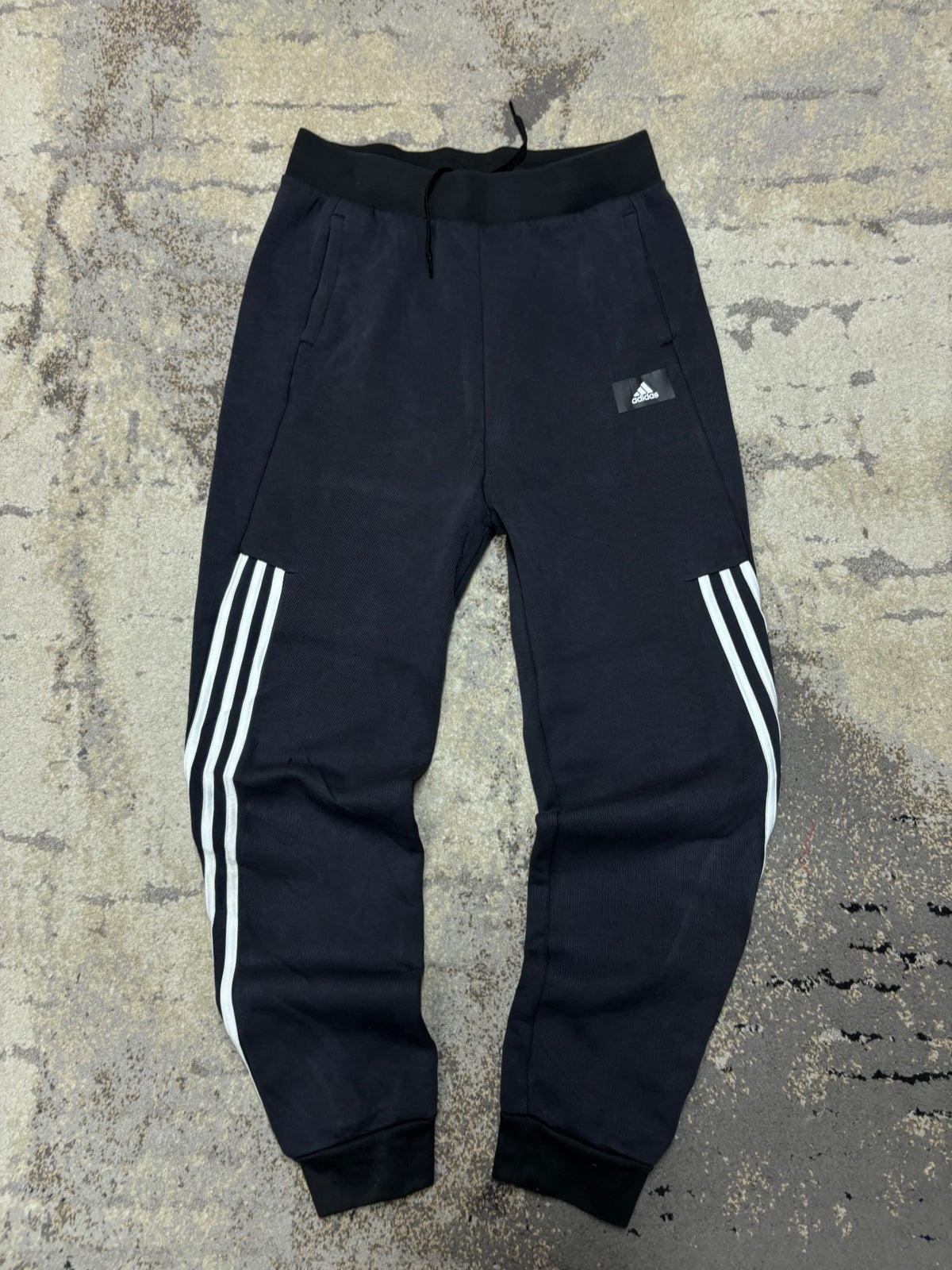 Dresy Adidas, dziecięce w bardzo dobrym stanie rozmiar 170 cm / 15 lat, detal