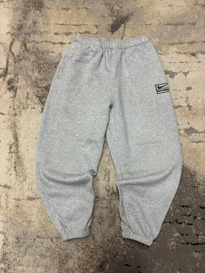 Dresy Nike x Stussy, męskie w bardzo dobrym stanie rozmiar L, widok z przodu