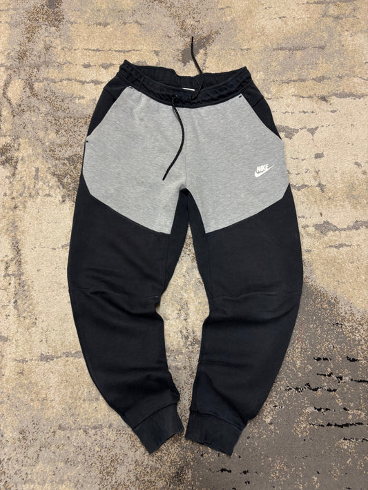 Dresy Nike Tech Fleece, męskie w bardzo dobrym stanie rozmiar S, widok z przodu